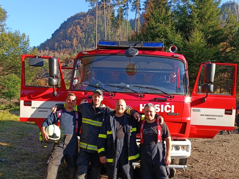 S požárem v Českém Švýcarsku, který byl uhašen až po třech týdnech, bojovali i hasiči z Luhačovic a Polichna