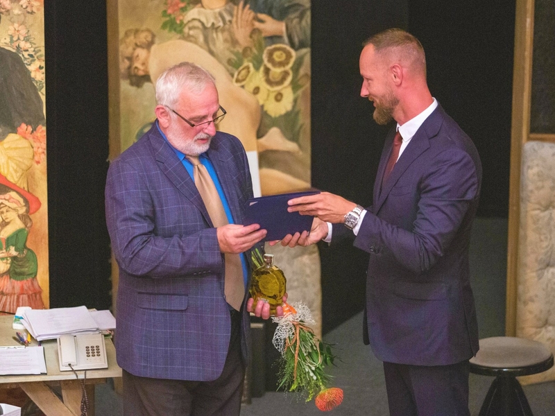 Starosta předal Miloslavu Mejzlíkovi Ocenění za dlouhodobý přínos v oblasti kultury pro město Luhačovice Starosta předal Miloslavu Mejzlíkovi Ocenění za dlouhodobý přínos v oblasti kultury pro město Luhačovice