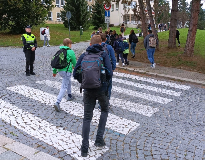 Strážníci městské policie dohlížejí na děti u základní školy Strážníci městské policie dohlížejí na děti u základní školy