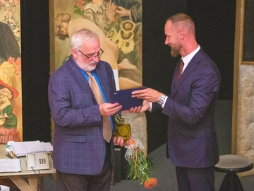 Starosta předal Miloslavu Mejzlíkovi Ocenění za dlouhodobý přínos v oblasti kultury pro město Luhačovice Starosta předal Miloslavu Mejzlíkovi Ocenění za dlouhodobý přínos v oblasti kultury pro město Luhačovice