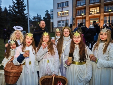 Na Vánoční jarmark přijeli andělé v kočáře, starostenský čaj opět chutnal Na Vánoční jarmark přijeli andělé v kočáře, starostenský čaj opět chutnal