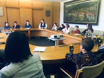 Žákovský parlament ZŠ Luhačovice navštívil radnici Žákovský parlament ZŠ Luhačovice navštívil radnici