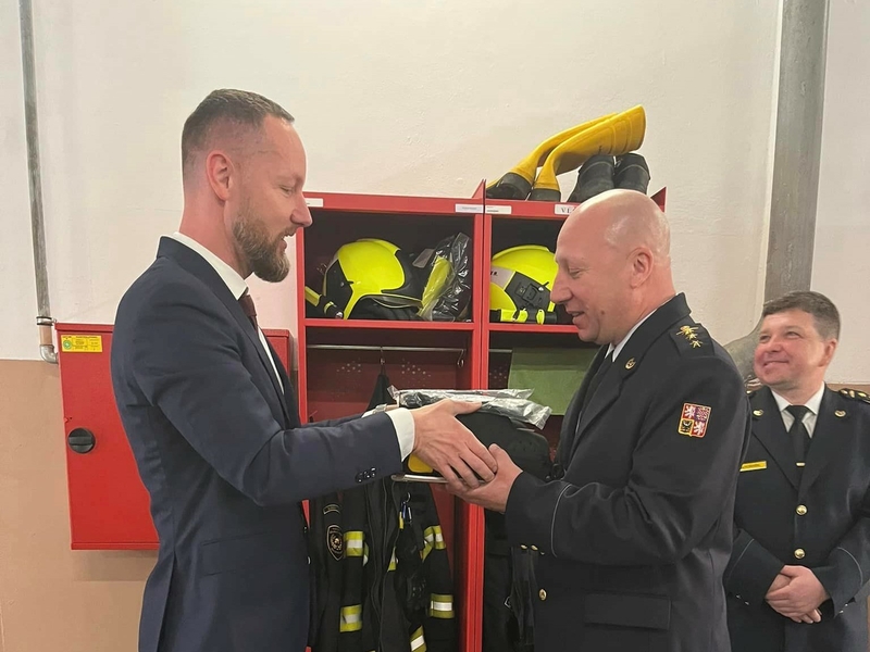 Hasiči z Luhačovic dostali od města externí defibrilátor, který pomůže zachránit více lidských životů Hasiči z Luhačovic dostali od města externí defibrilátor, který pomůže zachránit více lidských životů