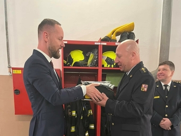 Hasiči z Luhačovic dostali od města externí defibrilátor, který pomůže zachránit více lidských životů Hasiči z Luhačovic dostali od města externí defibrilátor, který pomůže zachránit více lidských životů