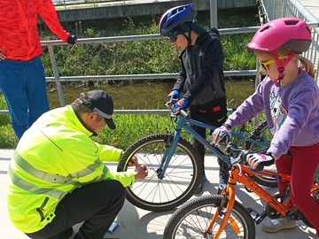 Strážníci kontrolovali cyklisty, děti a senioři dostali reflexní tyčinky Strážníci kontrolovali cyklisty, děti a senioři dostali reflexní tyčinky