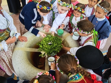 Otevírání pramenů zahájil Felix Slováček, v Luhačovicích oslavil 80. narozeniny Otevírání pramenů zahájil Felix Slováček, v Luhačovicích oslavil 80. narozeniny