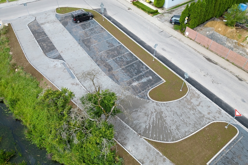 Ulice Družstevní má nové parkoviště a chodníky Ulice Družstevní má nové parkoviště a chodníky