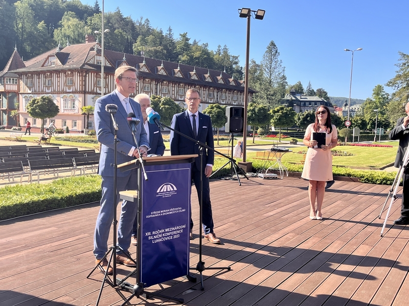 Luhačovice hostily 13. ročník mezinárodní konference, starosta připomenul důležitost obchvatu Luhačovice hostily 13. ročník mezinárodní konference, starosta připomenul důležitost obchvatu
