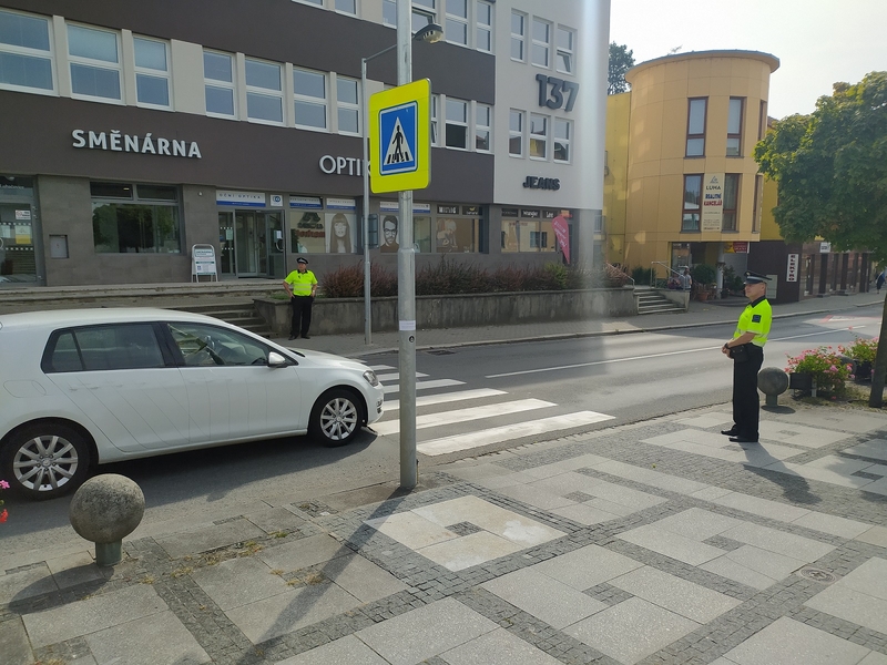 Děti jdou v pondělí do školy, strážníci radí, jak začít školní rok bezpečně Děti jdou v pondělí do školy, strážníci radí, jak začít školní rok bezpečně