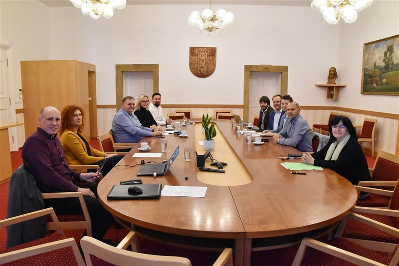 Luhačovice podepsaly s dalšími obcemi studii ohledně nakládání s komunálními odpady Luhačovice podepsaly s dalšími obcemi studii ohledně nakládání s komunálními odpady