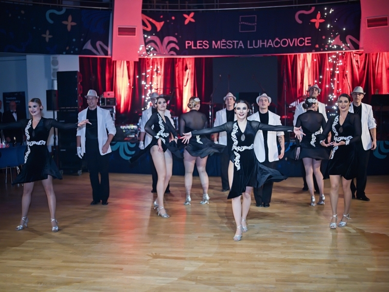 Na 3. společenském plese města Luhačovice se vybralo přes 165 tisíc, peníze poputují na charitativní účely