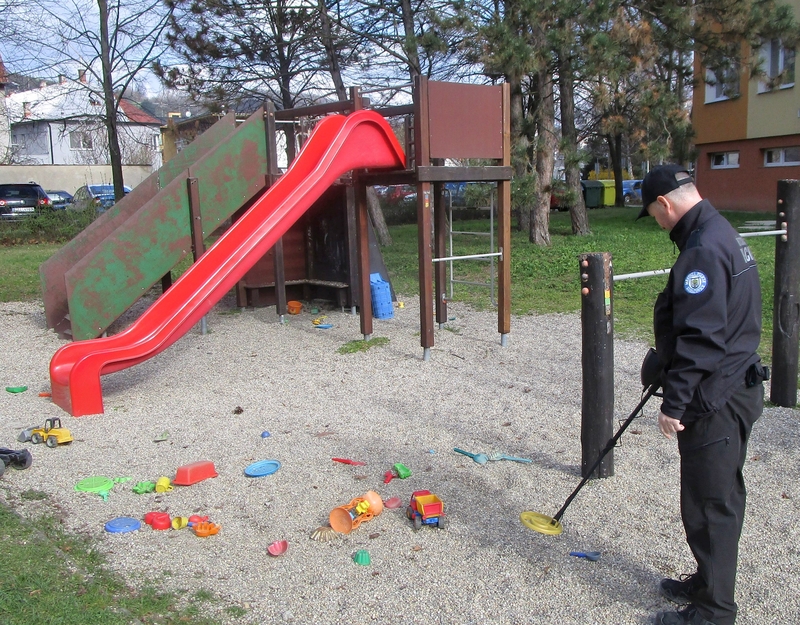 Strážníci preventivně kontrolovali dětská hřiště Strážníci preventivně kontrolovali dětská hřiště
