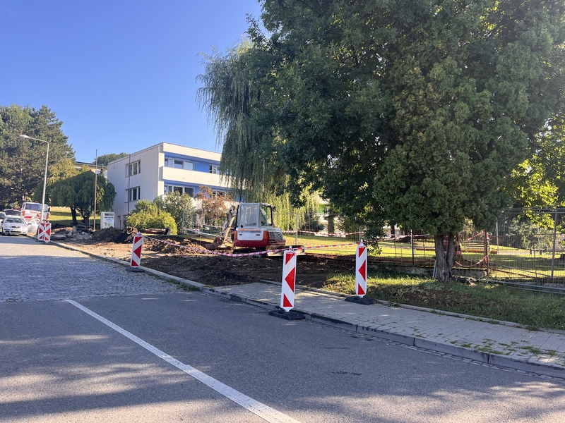 Město Luhačovice rozšiřuje parkování u mateřské školy, nová parkovací místa se budují na ulici U Šťávnice Město Luhačovice rozšiřuje parkování u mateřské školy, nová parkovací místa se budují na ulici U Šťávnice
