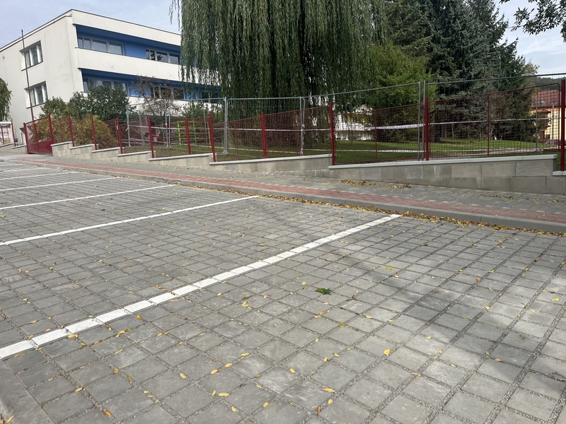 Rodiče dětí z MŠ mohou parkovat na novém parkovišti Rodiče dětí z MŠ mohou parkovat na novém parkovišti