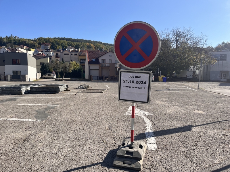 Rozsáhlá rekonstrukce parkoviště za nákupním střediskem zahájena Rozsáhlá rekonstrukce parkoviště za nákupním střediskem zahájena