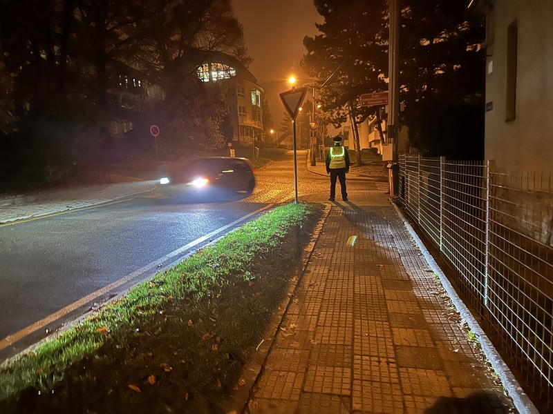 Strážníci městské policie Luhačovice zvýšili bezpečnost na přechodech pro chodce díky novým vestám se světelnými vlákny Strážníci městské policie Luhačovice zvýšili bezpečnost na přechodech pro chodce díky novým vestám se světelnými vlákny
