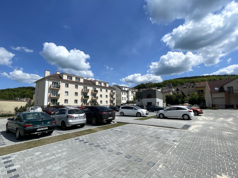 Luhačovice otevřely zrekonstruované parkoviště. Moderní propustné plochy pomohou životnímu prostředí Luhačovice otevřely zrekonstruované parkoviště. Moderní propustné plochy pomohou životnímu prostředí