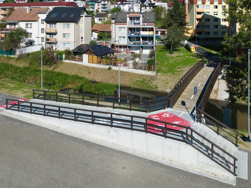 Luhačovice zavádějí nový parkovací režim v ulici Družstevní a zároveň snižují cenu ročních rezidentských karet