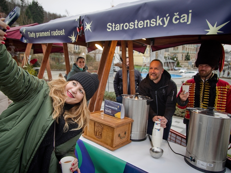 Rozsvícení vánočního stromu v Luhačovicích: Starostenský čaj překonal hranici 33 tisíc korun Rozsvícení vánočního stromu v Luhačovicích: Starostenský čaj překonal hranici 33 tisíc korun