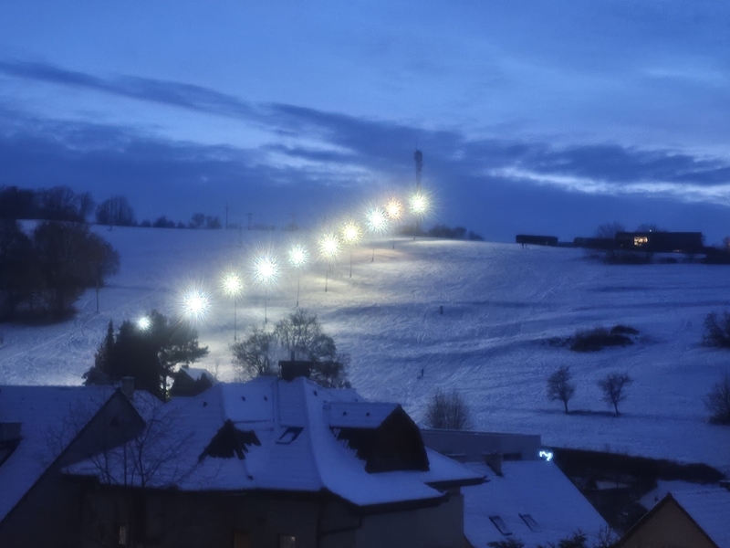 Lyžařský svah v Luhačovicích je v plném provozu