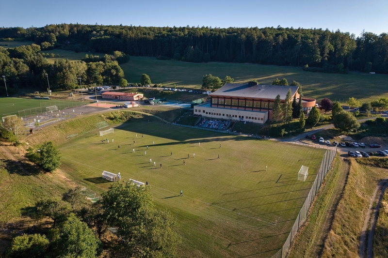 Fotbalové hřiště v SC Radostova má nový travnatý povrch